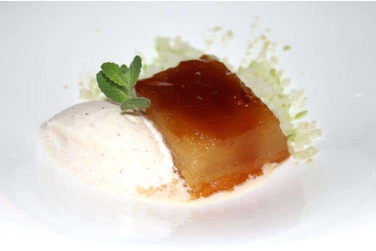 Millefoglie di mele caramellate, crumble di amaretto, granita di mele verdi - Da Vittorio